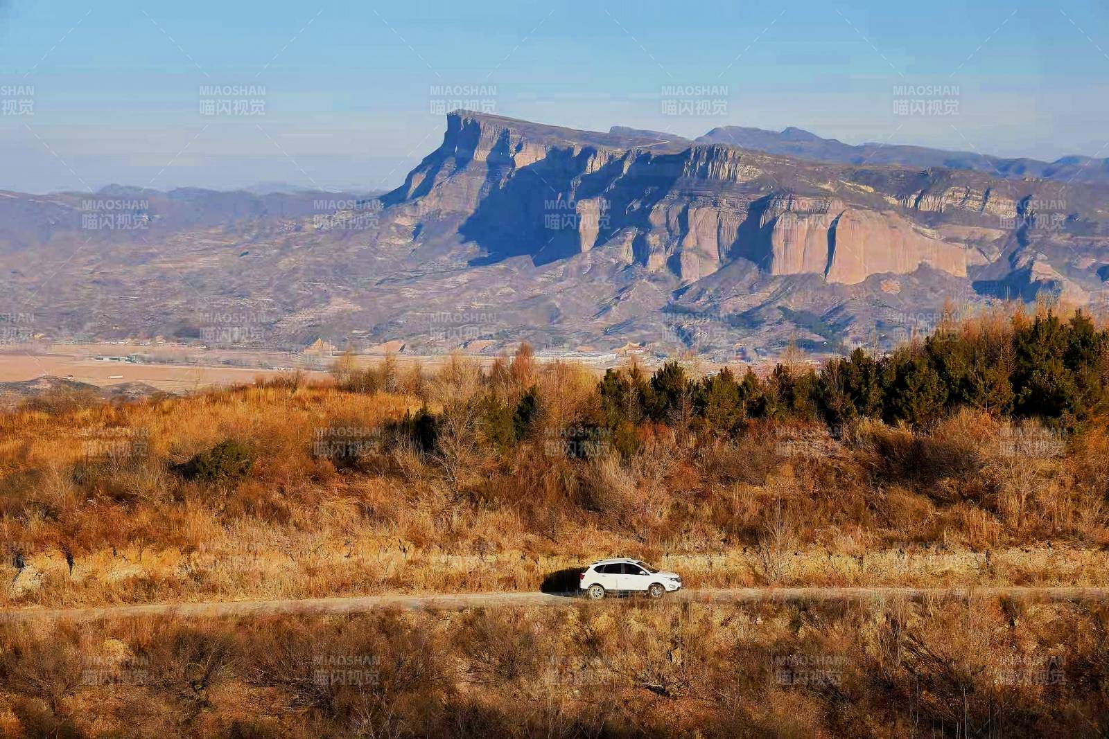 荒野孤车 远山如黛图片