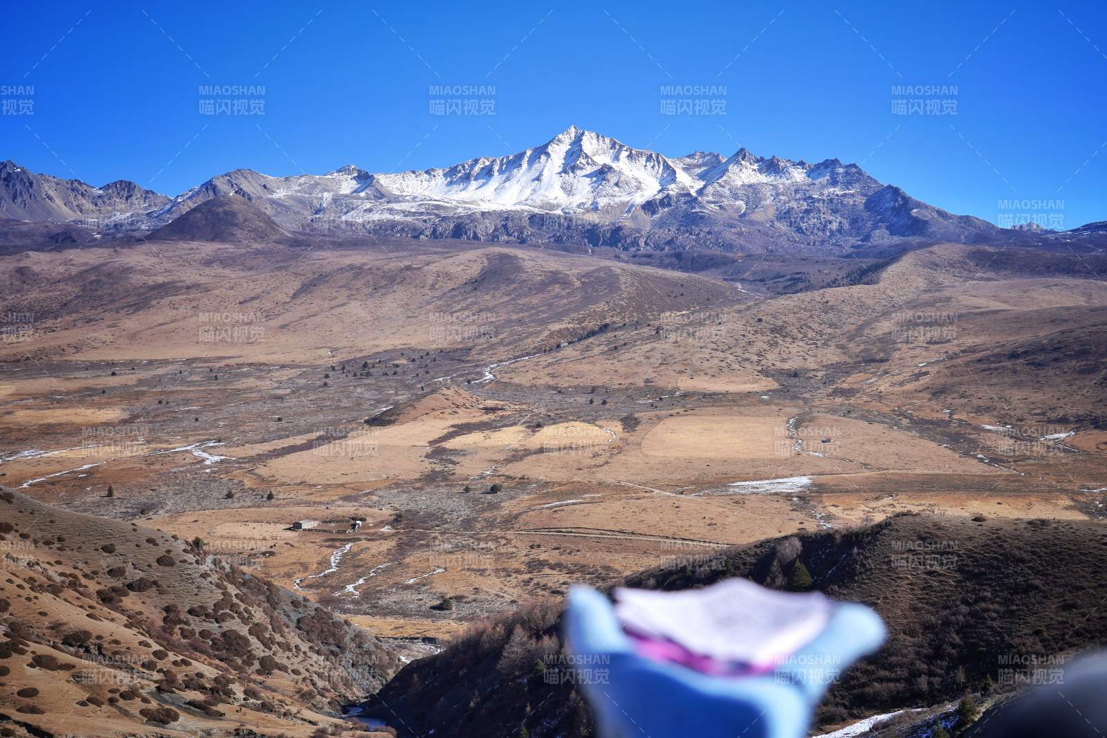 雪山下的辽阔高原风光。图片