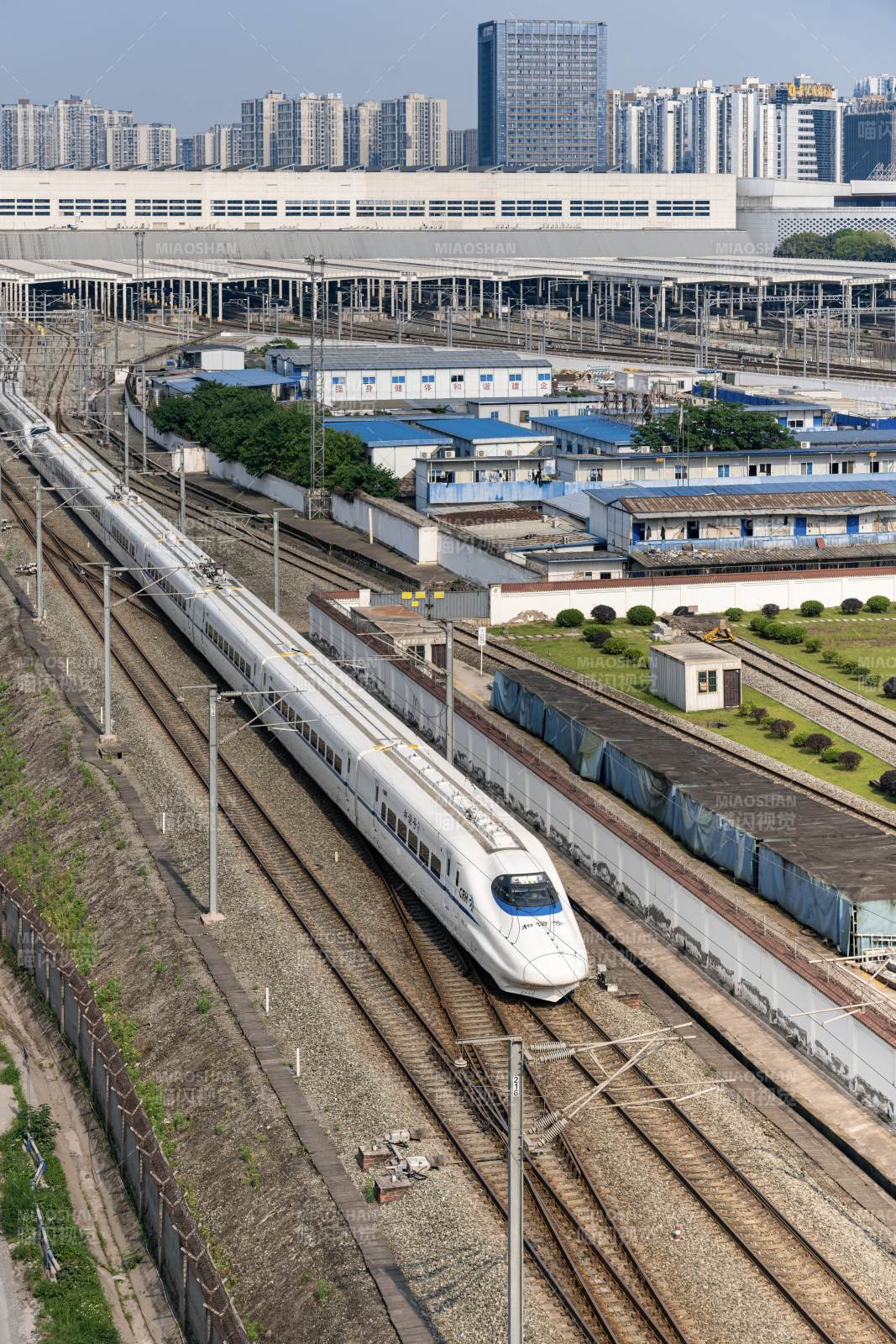 高铁驶离城市枢纽站图片