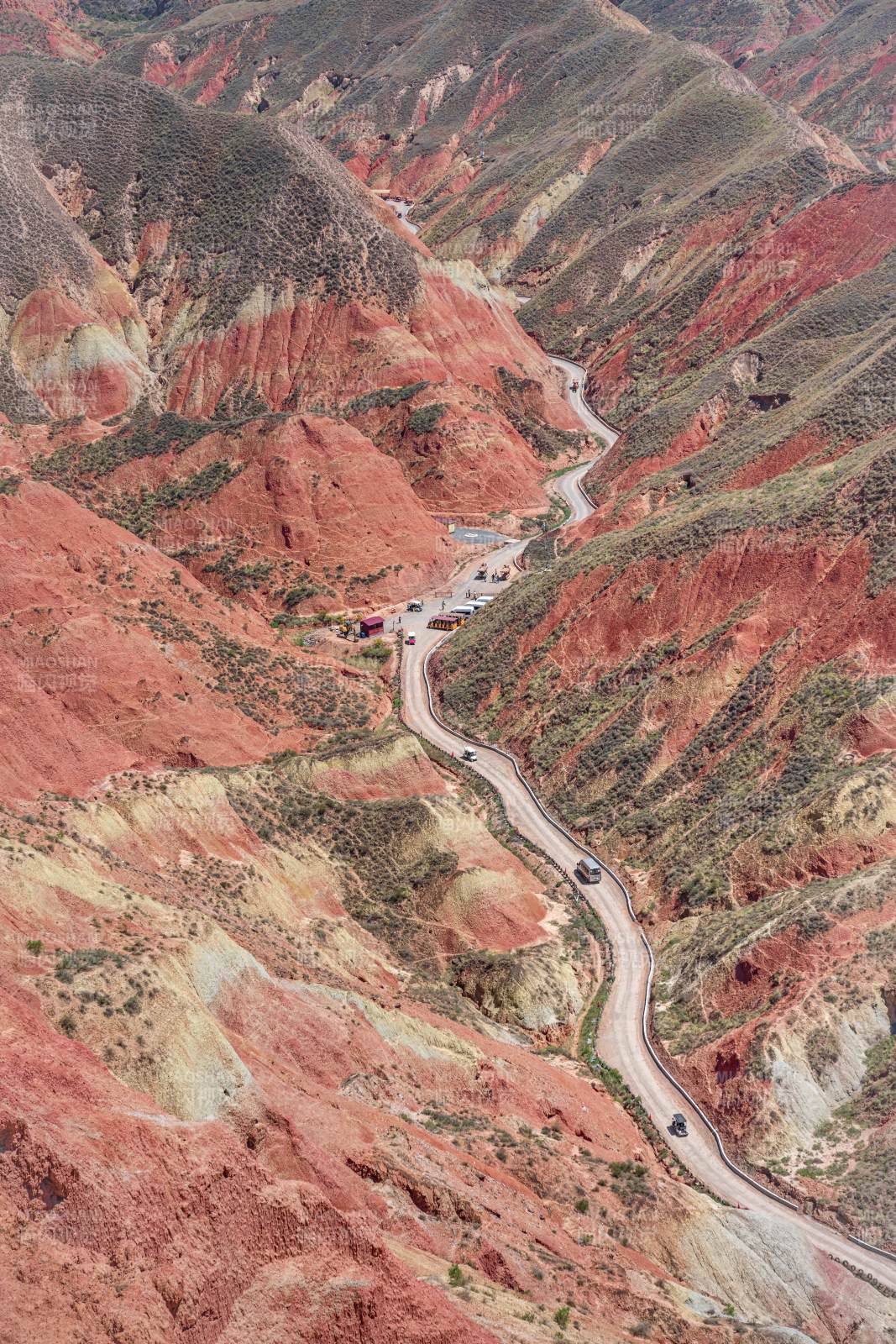 丹霞地貌蜿蜒公路奇观图片