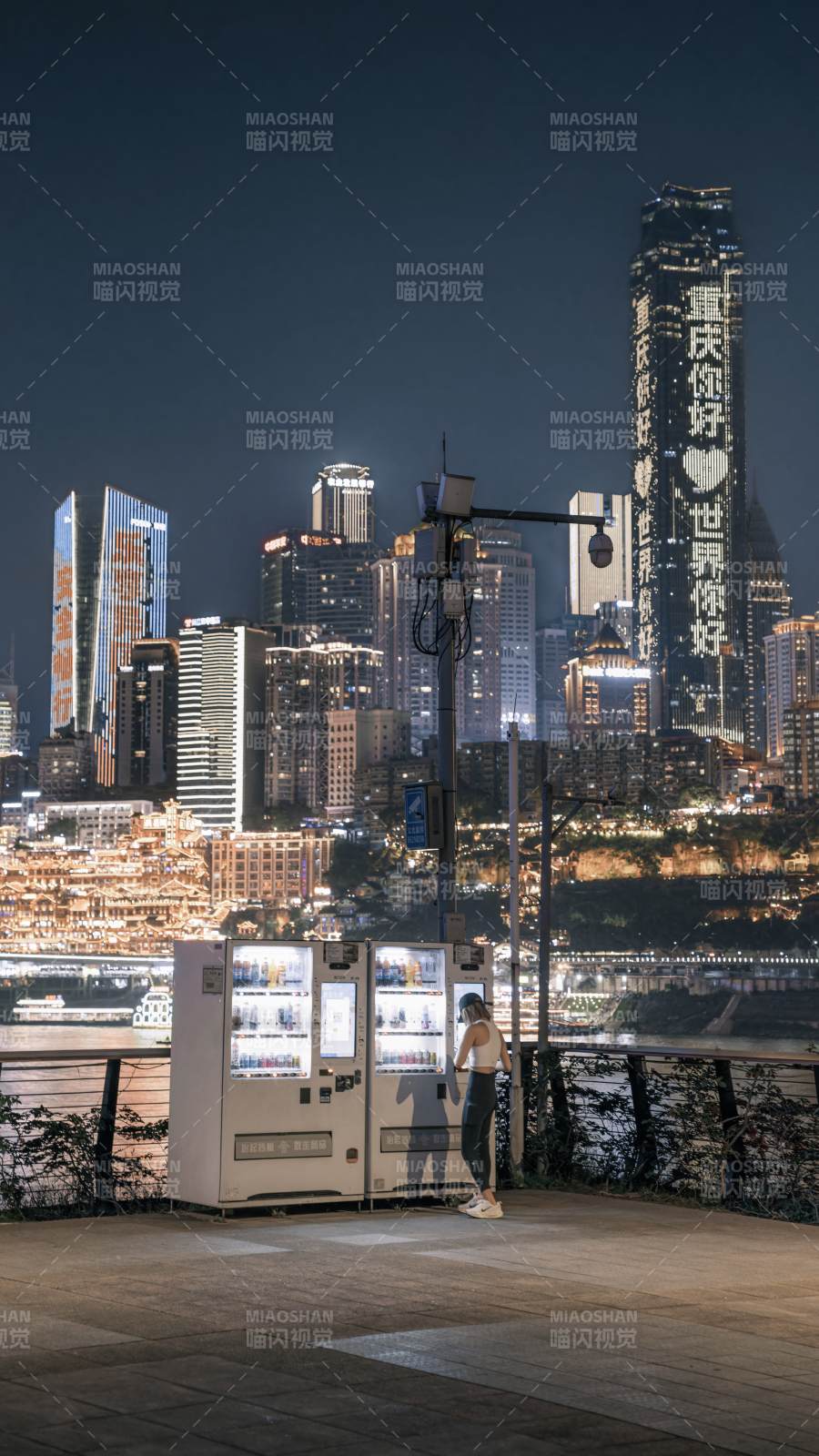 重庆夜景 自动售货机旁图片