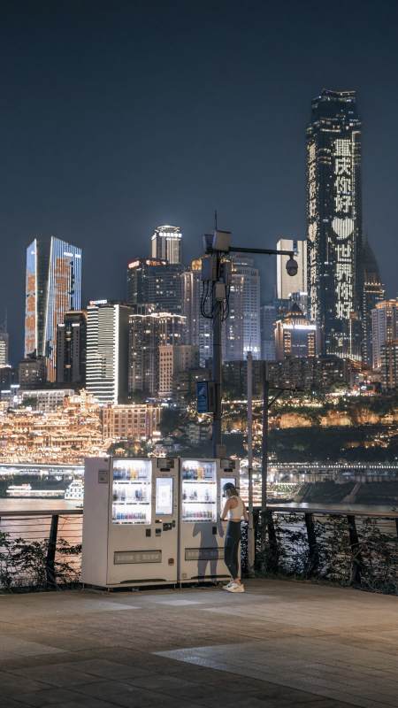 重庆夜景 自动售货机旁图片