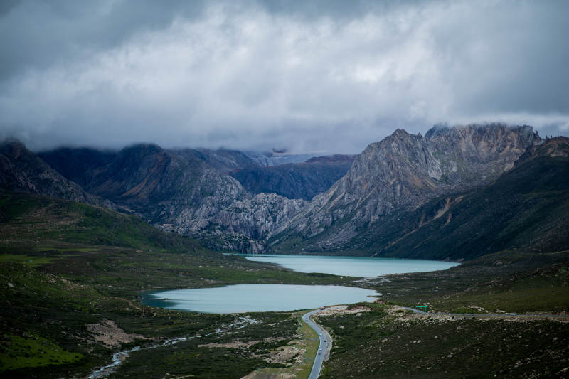 高山湖泊 云绕峰峦间图片