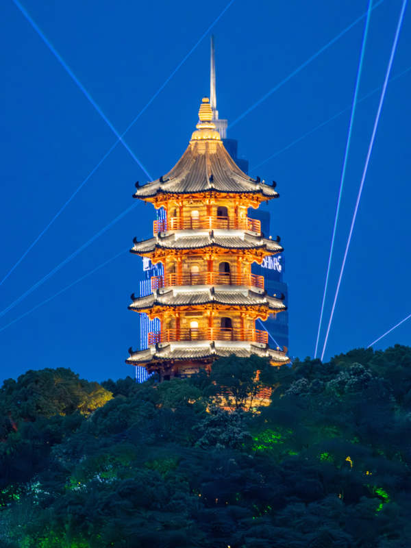 夜光古塔映蓝天图片
