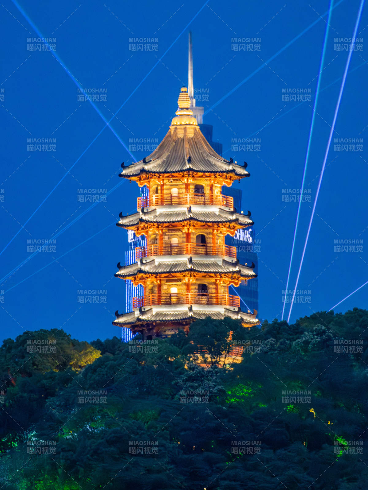 绍兴文笔塔夜光古塔映蓝天图片