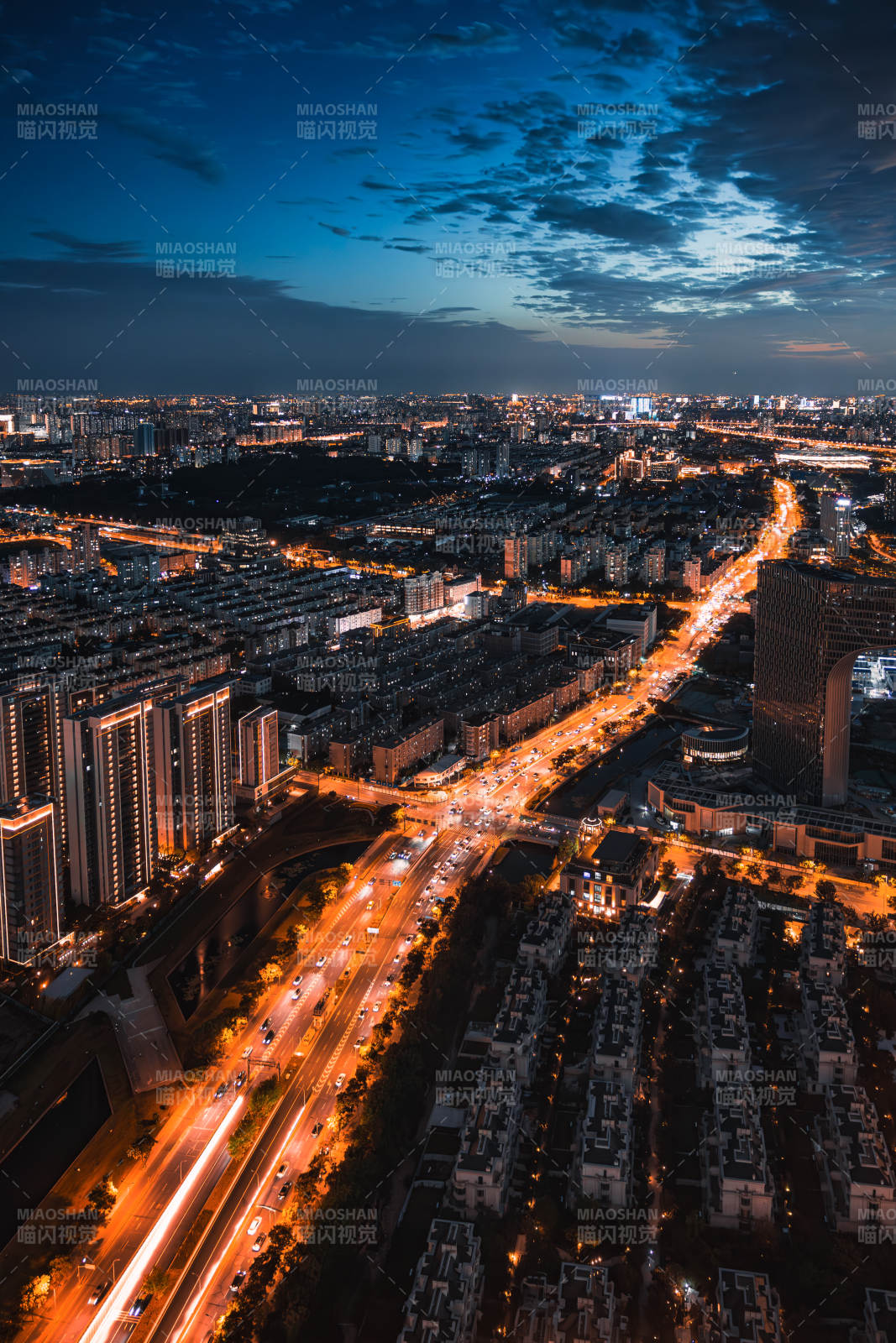 夜幕下的城市灯火辉煌图片