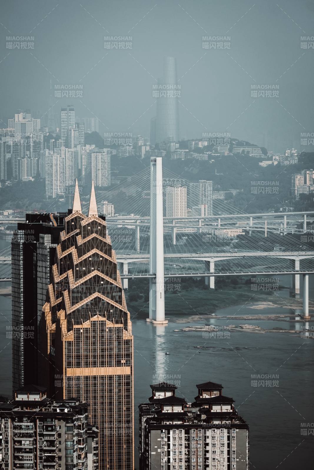 雾锁山城 桥影楼群共苍茫图片