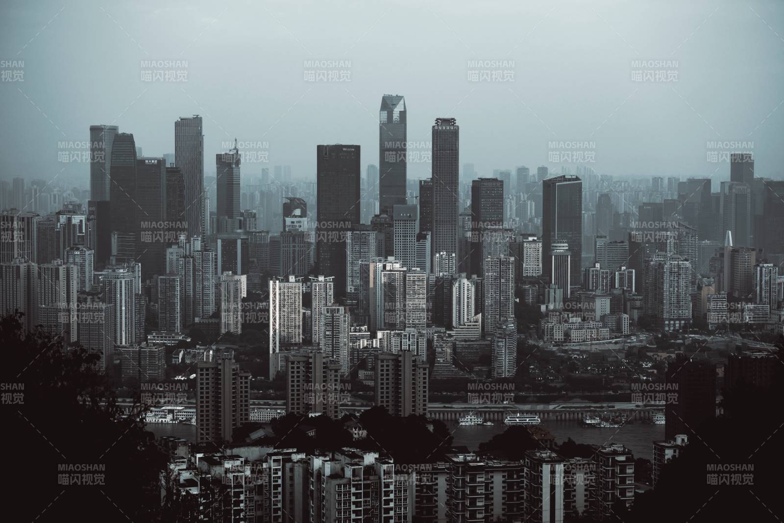 雾锁山城 高楼林立图片