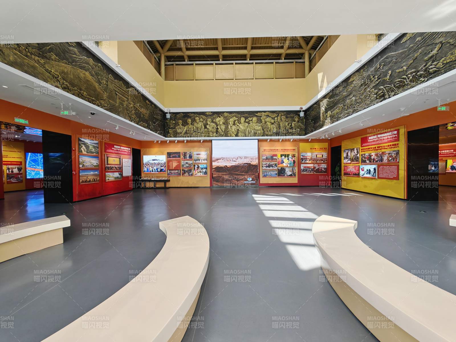 展厅内景 弧形座椅与展板图片