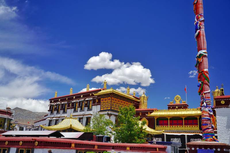藏式金顶寺宇映蓝天图片