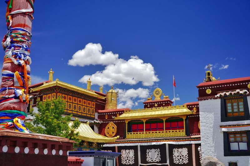 藏式寺庙蓝天白云下图片