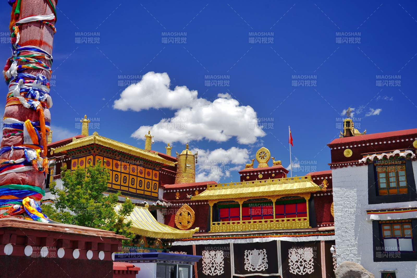 藏式寺庙蓝天白云下图片