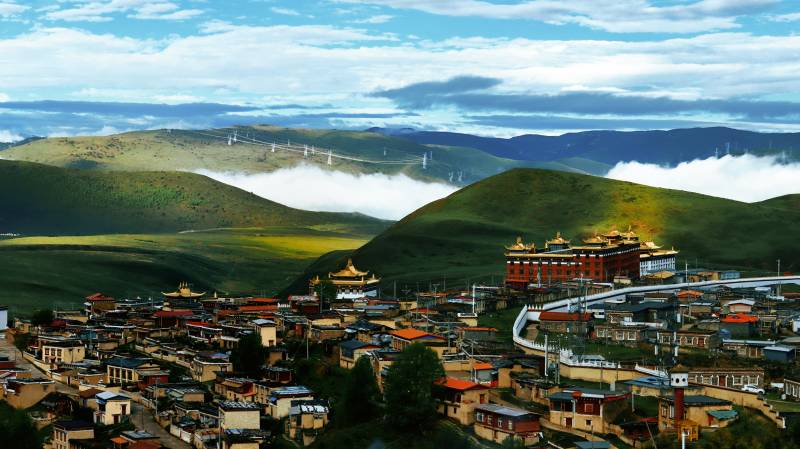 高原古镇云雾绕图片