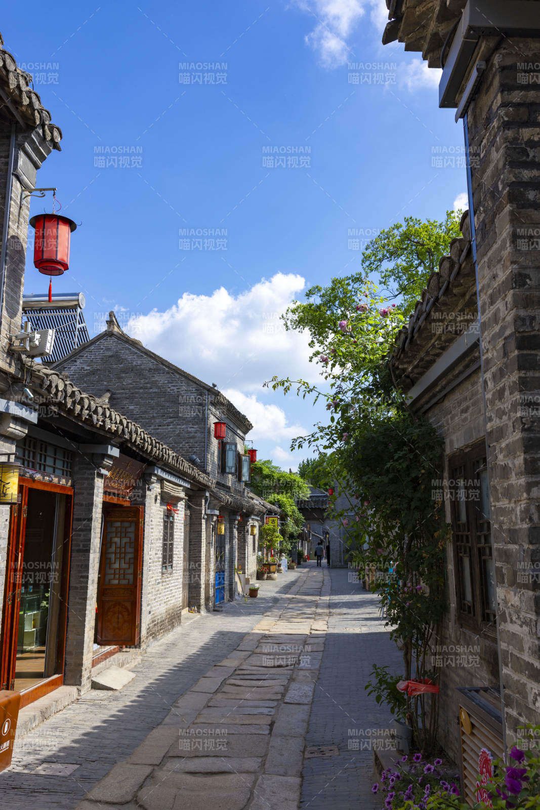 古巷青砖红灯笼 蓝天映衬静悠悠图片