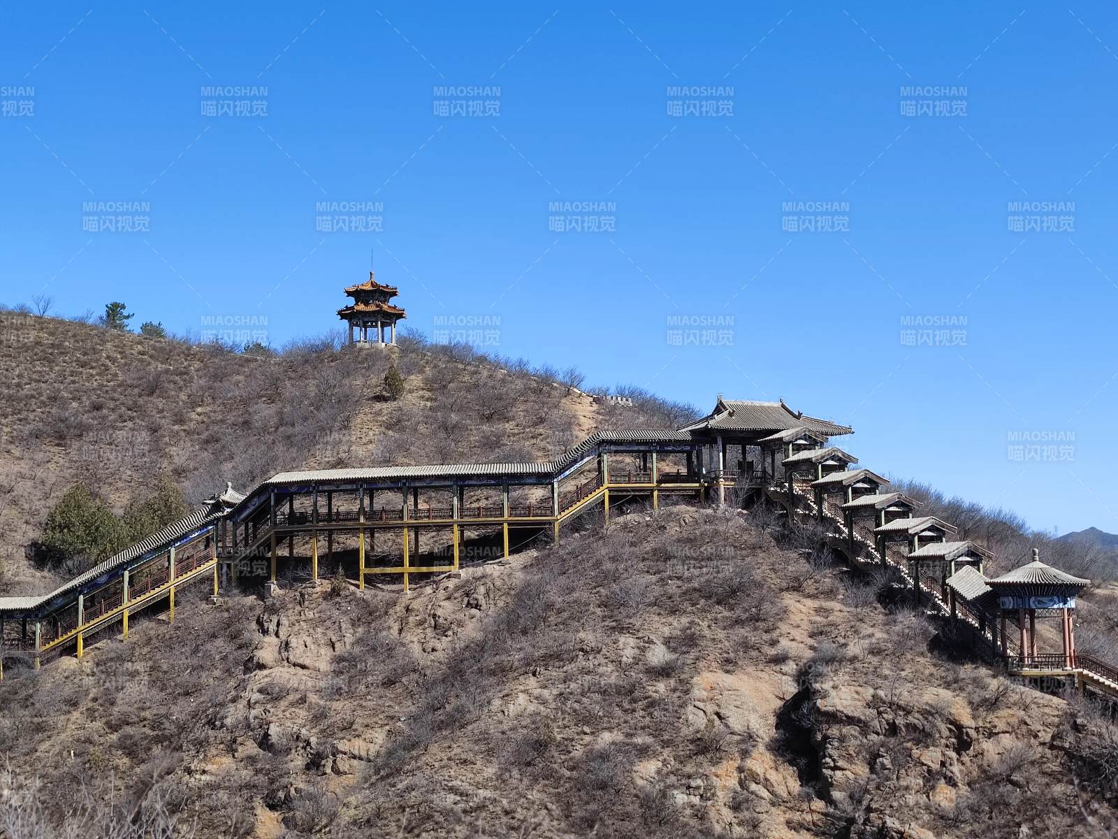 山巅古亭 栈道蜿蜒通幽处图片