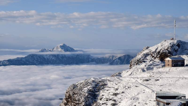 雪山之巅 云海之上图片