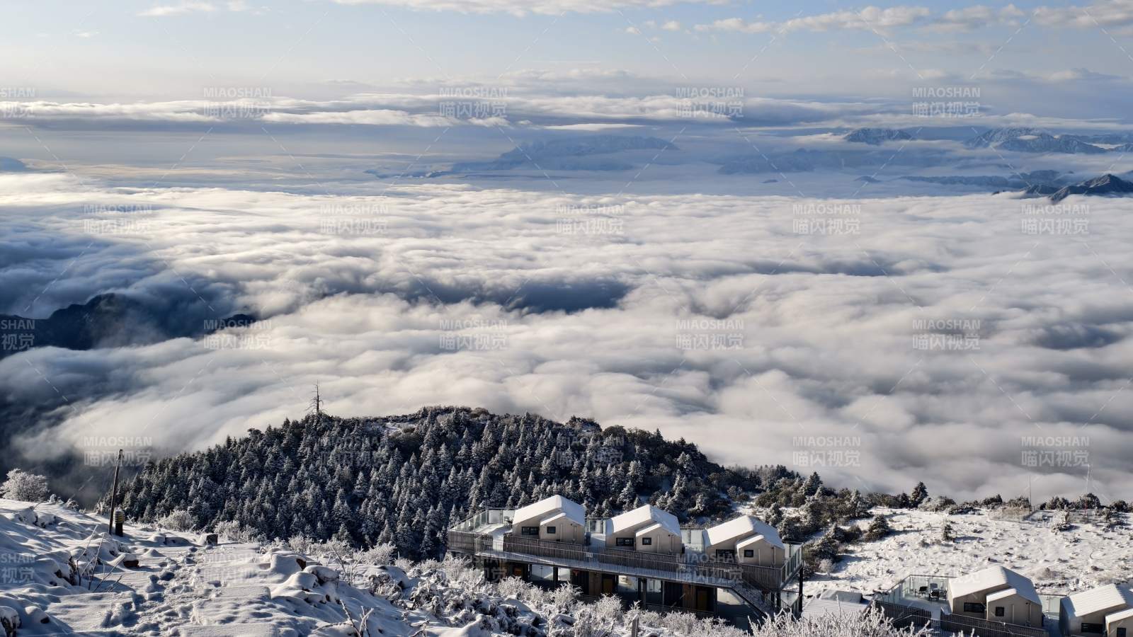 雪山云海上的小屋群图片