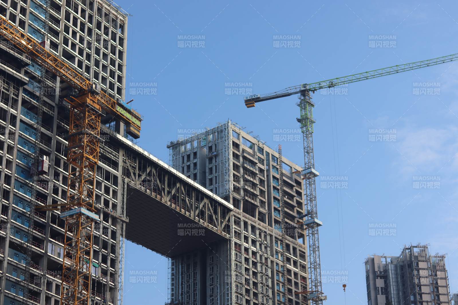 高楼连廊施工中图片