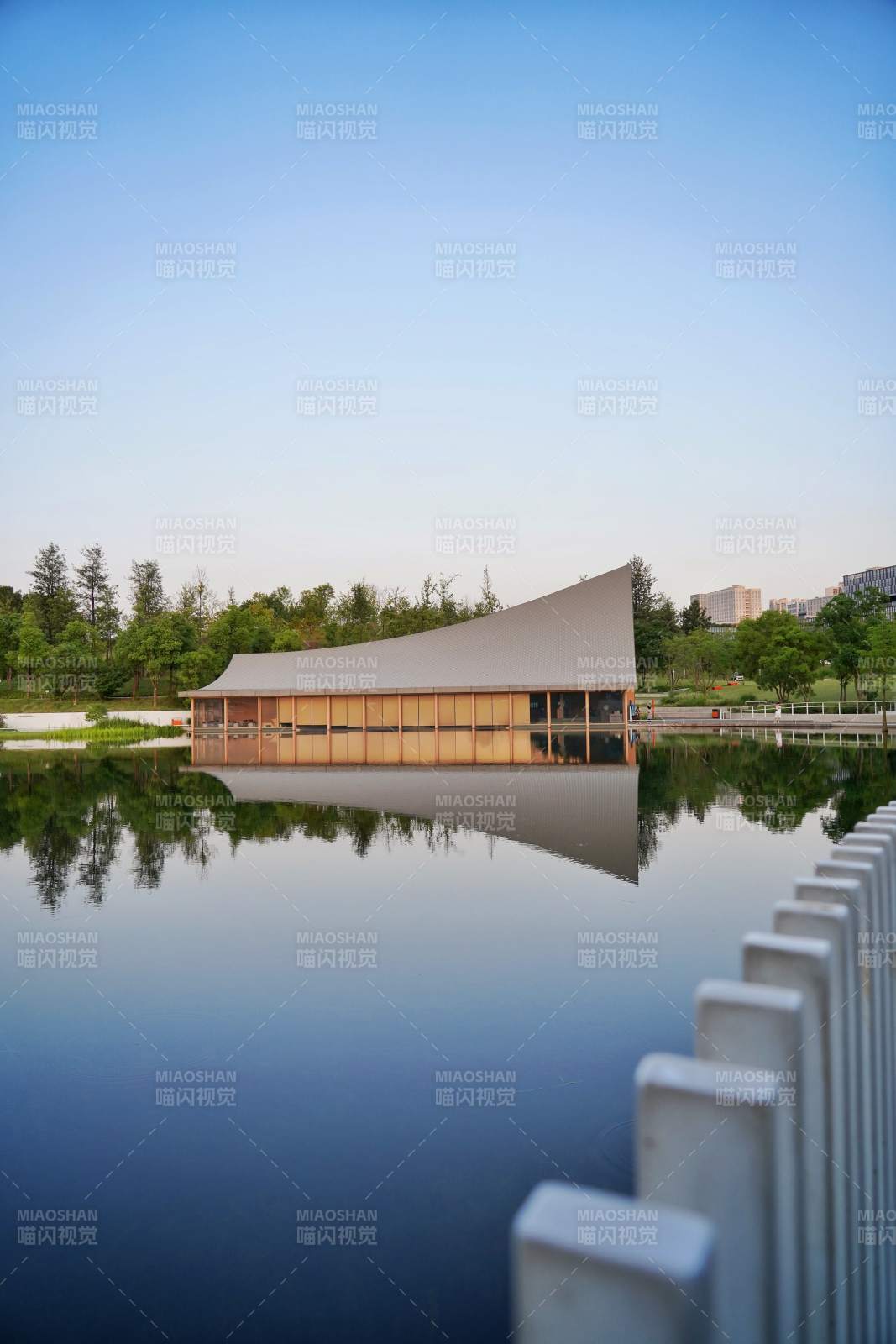 湖畔现代建筑倒影如画图片