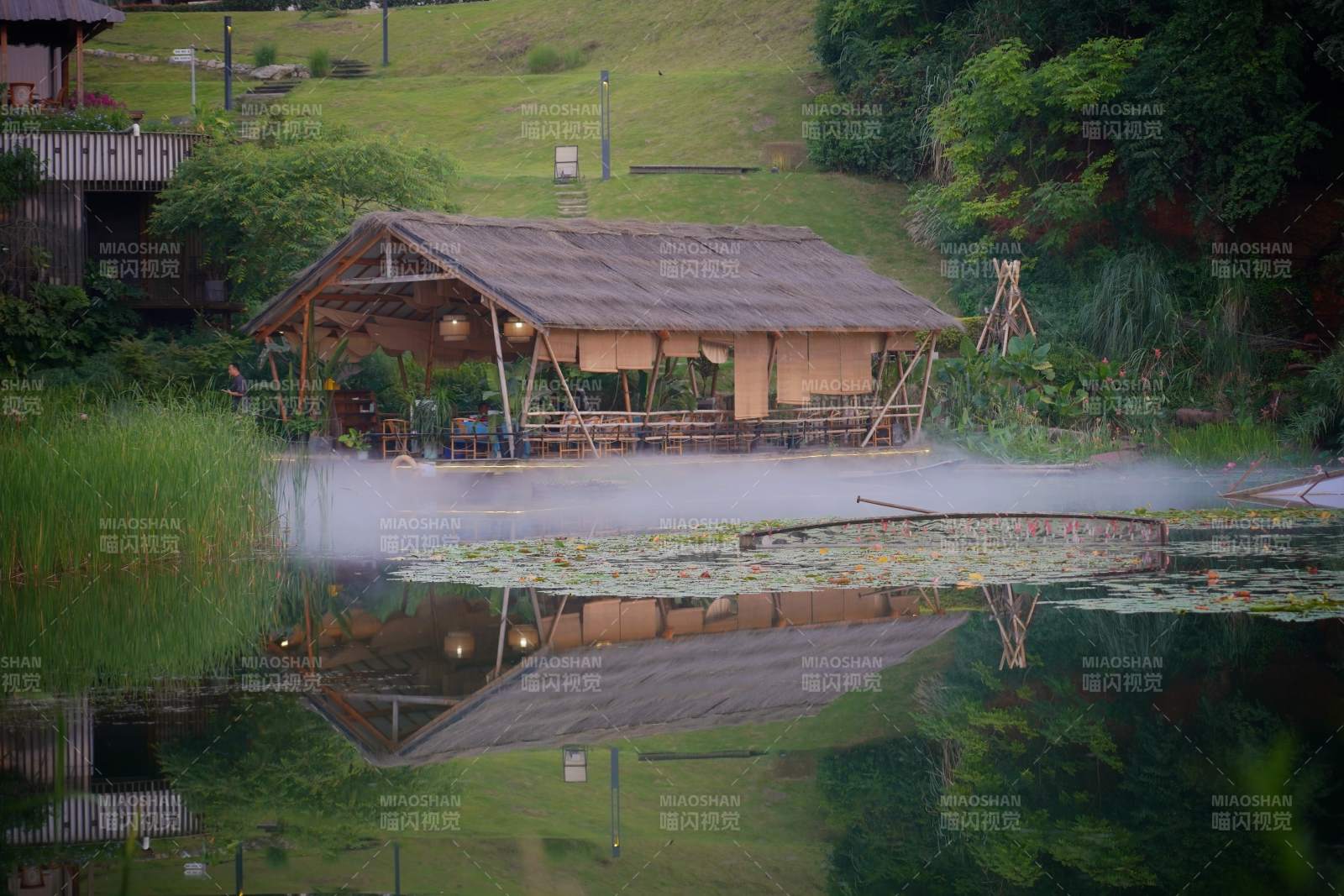 湖畔茅屋 雾绕莲池静景图片