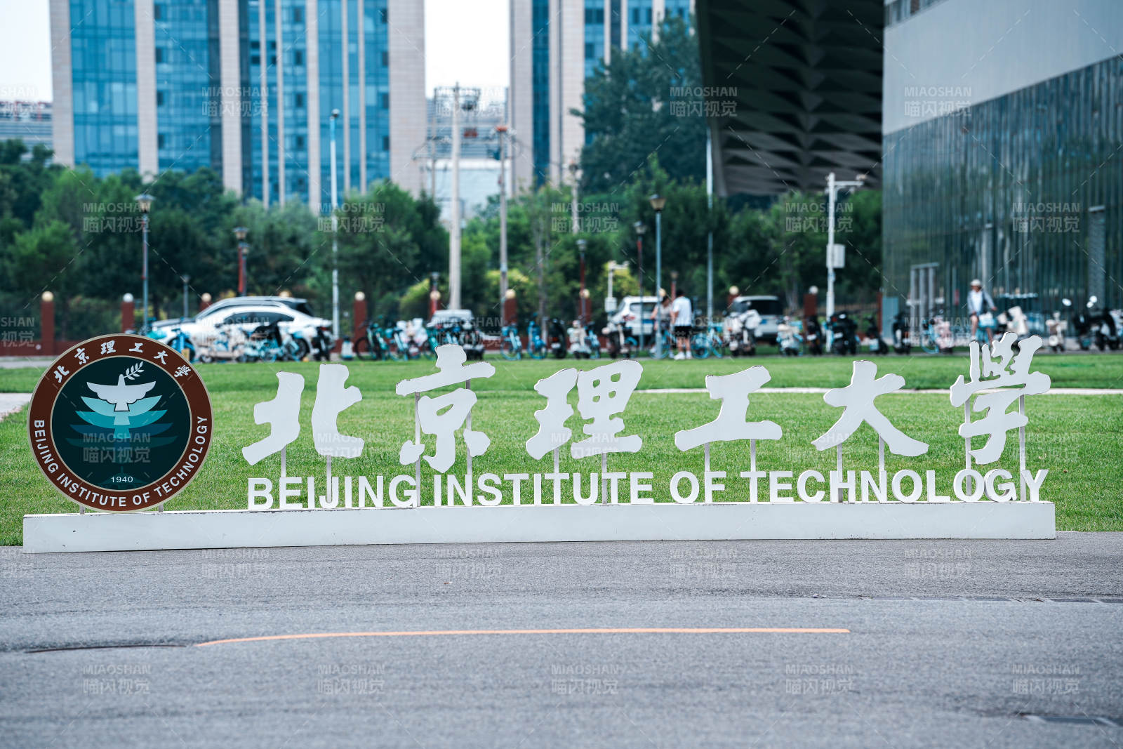 北京理工大学校门全景图片