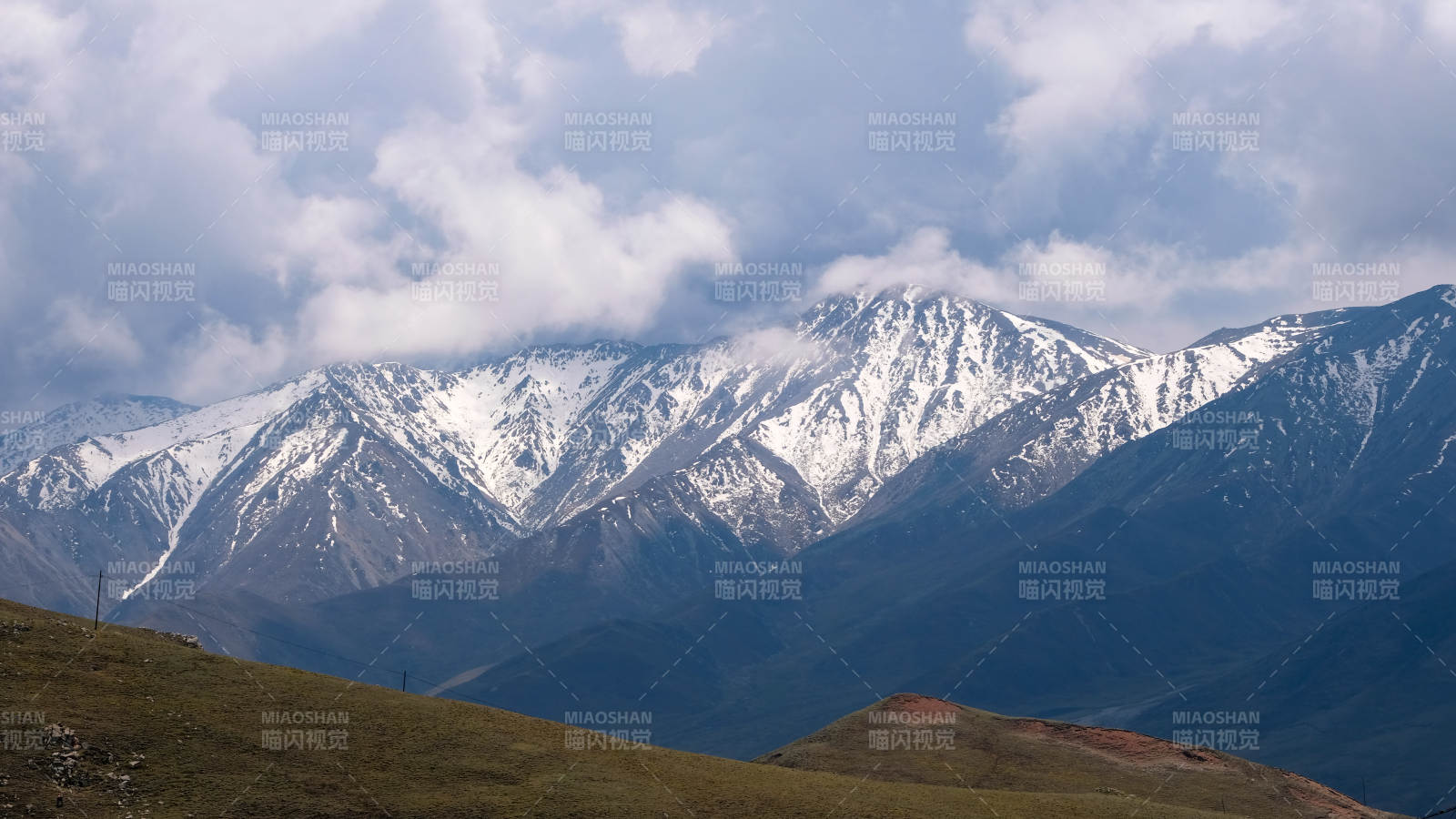 雪山云海 壮美高原风光图片