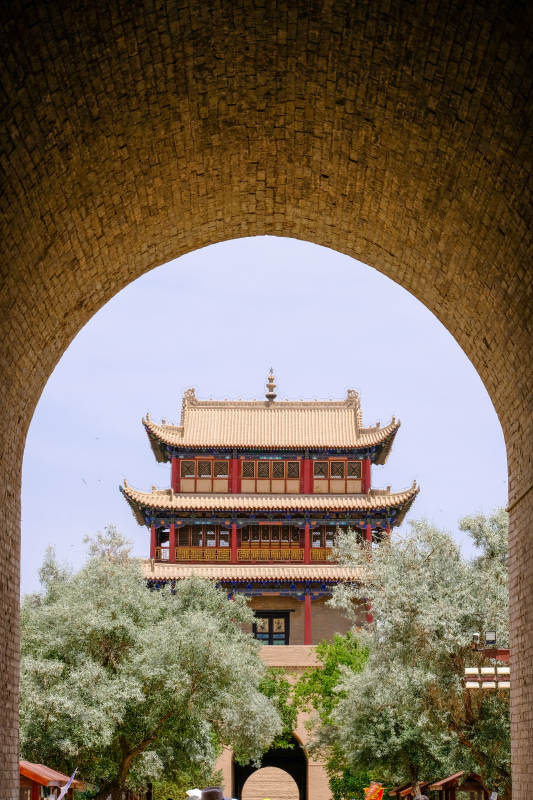 古塔映拱门 绿树掩楼台图片