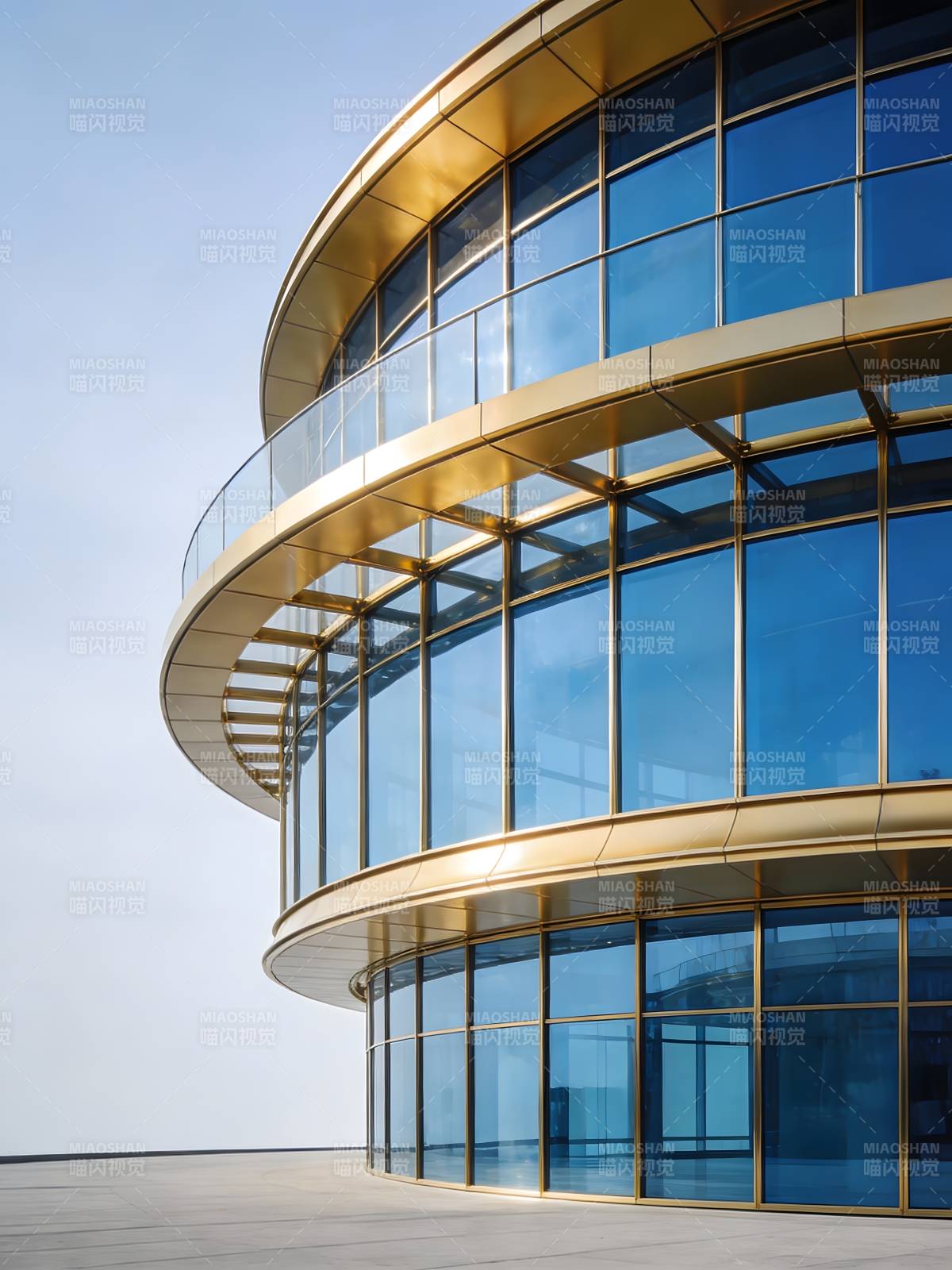 金边蓝玻弧形现代建筑图片