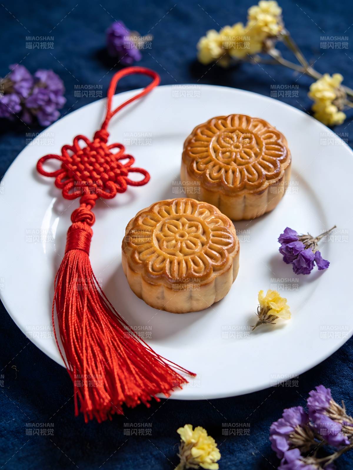 中秋月饼配中国结 花影伴香图片