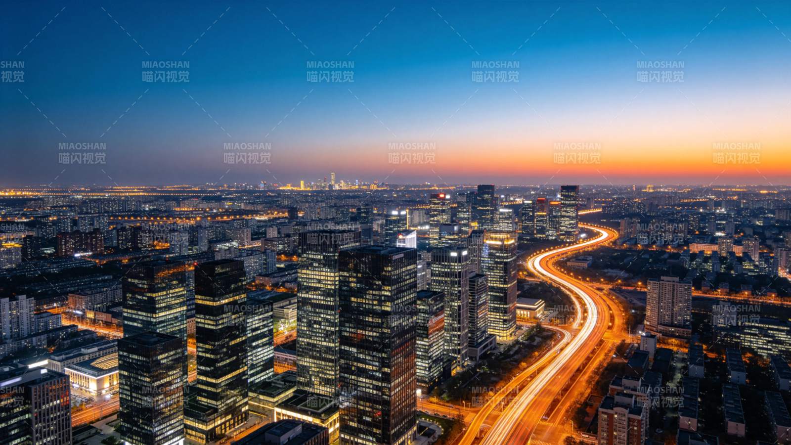城市夜景 车流如织灯火辉煌图片