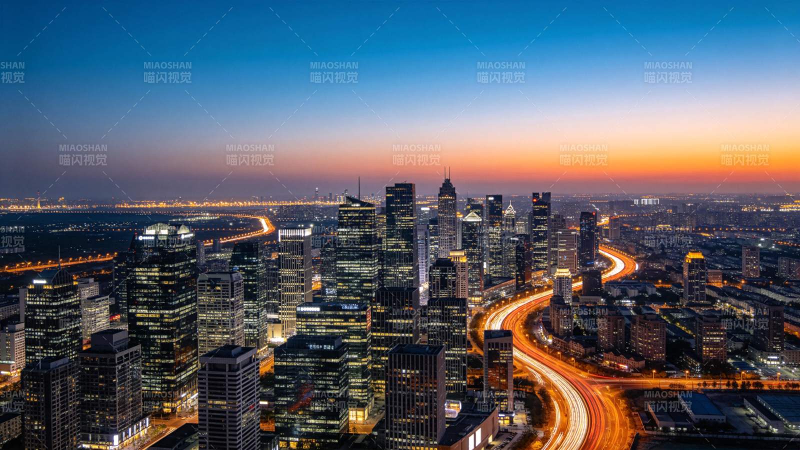 夜幕下的城市灯火辉煌图片