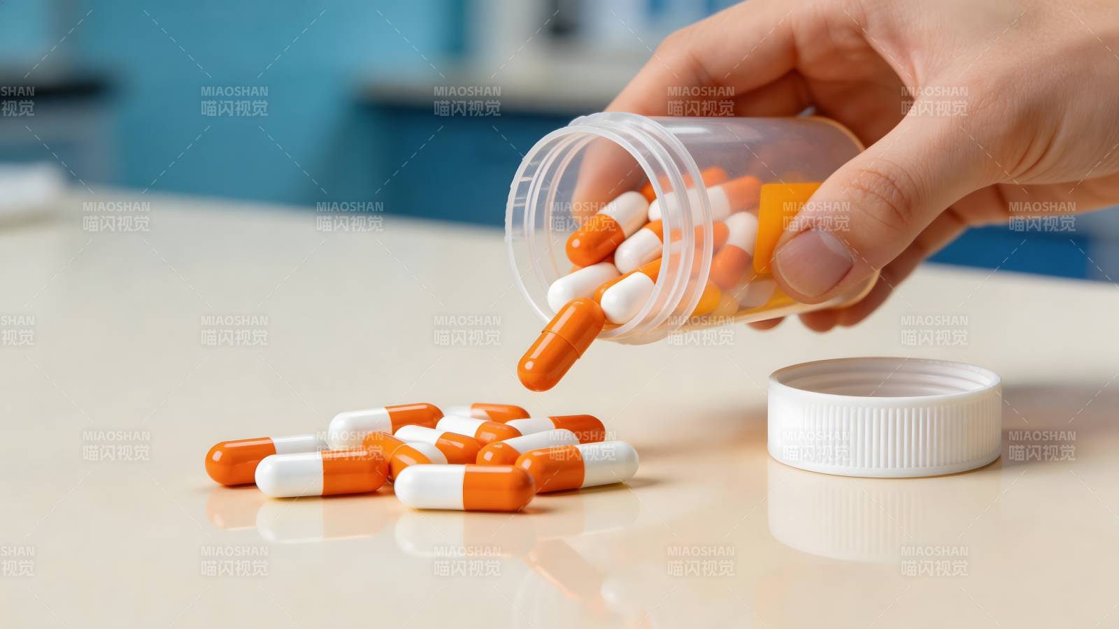 药瓶倾倒 胶囊散落桌面图片