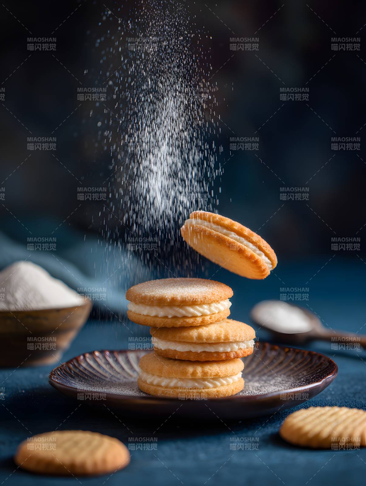 糖粉洒落 夹心饼干跃动瞬间图片