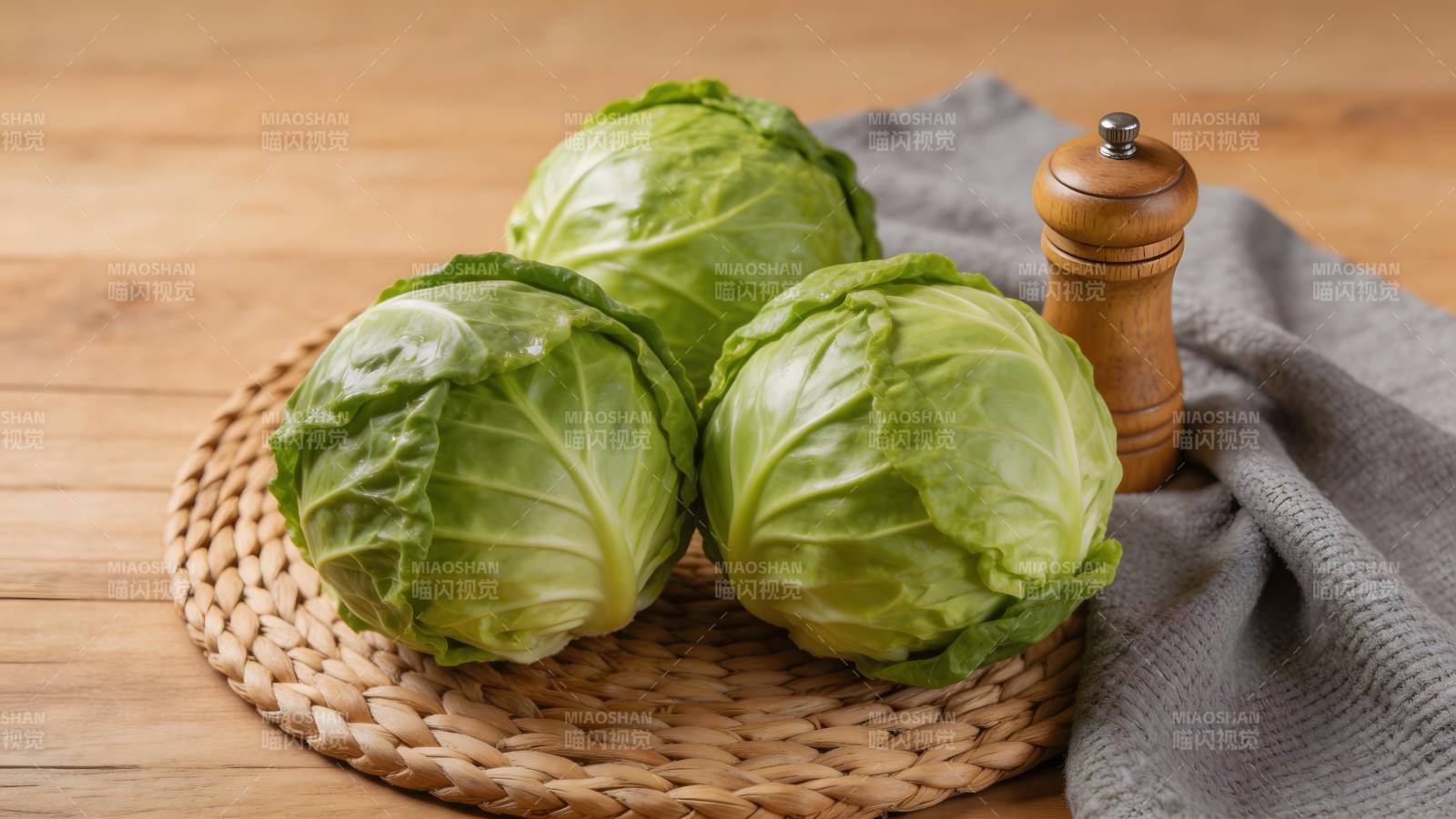 三颗卷心菜配胡椒研磨器图片