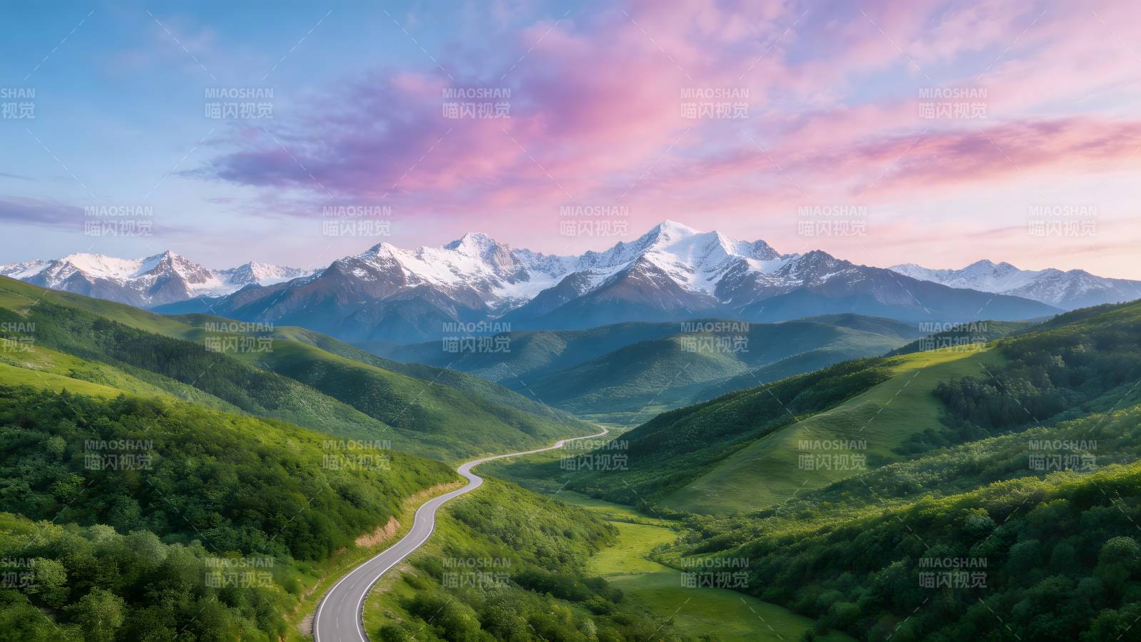 雪山绿谷 蜿蜒路向天图片