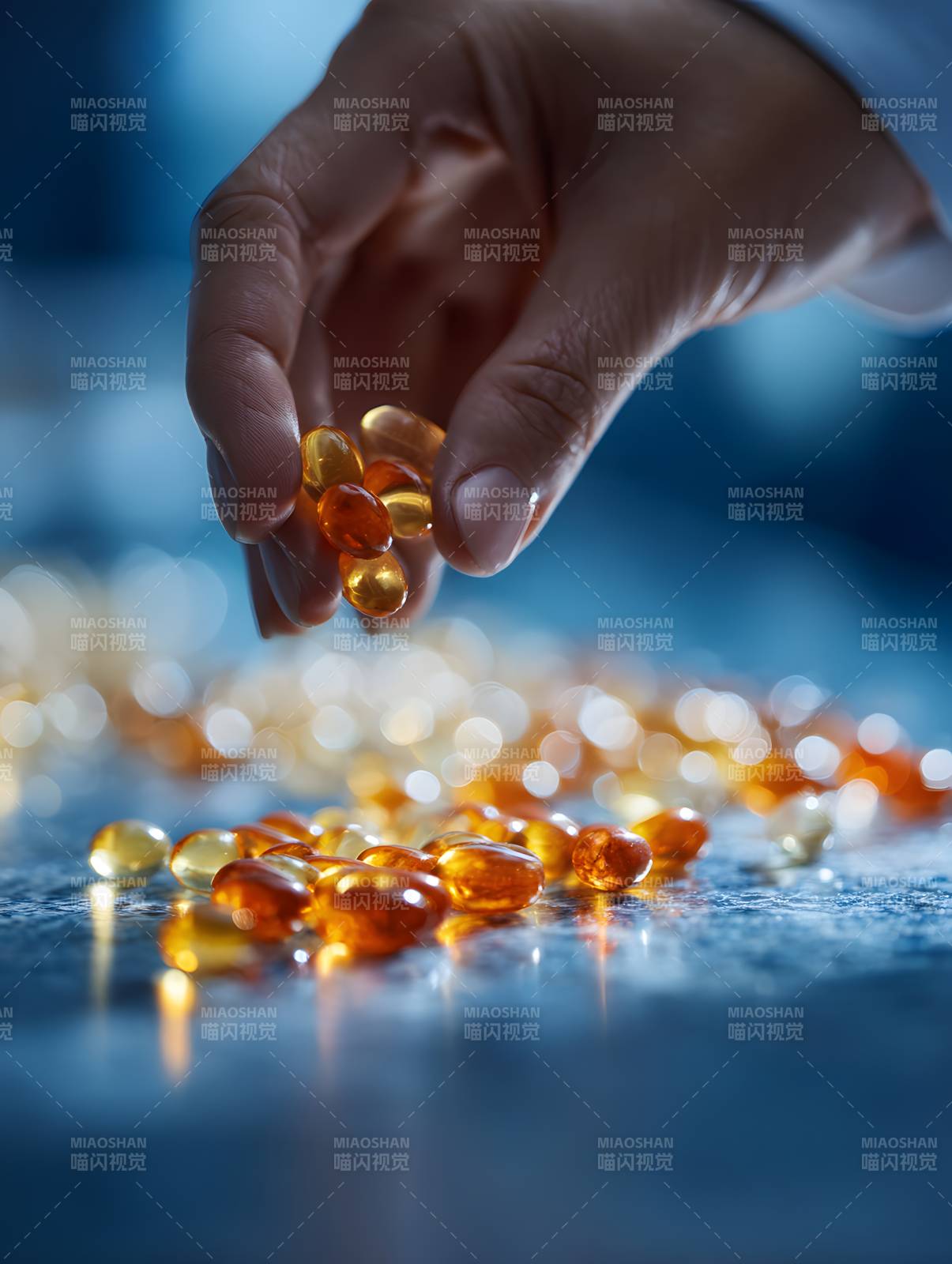 手握胶囊 药光闪烁图片