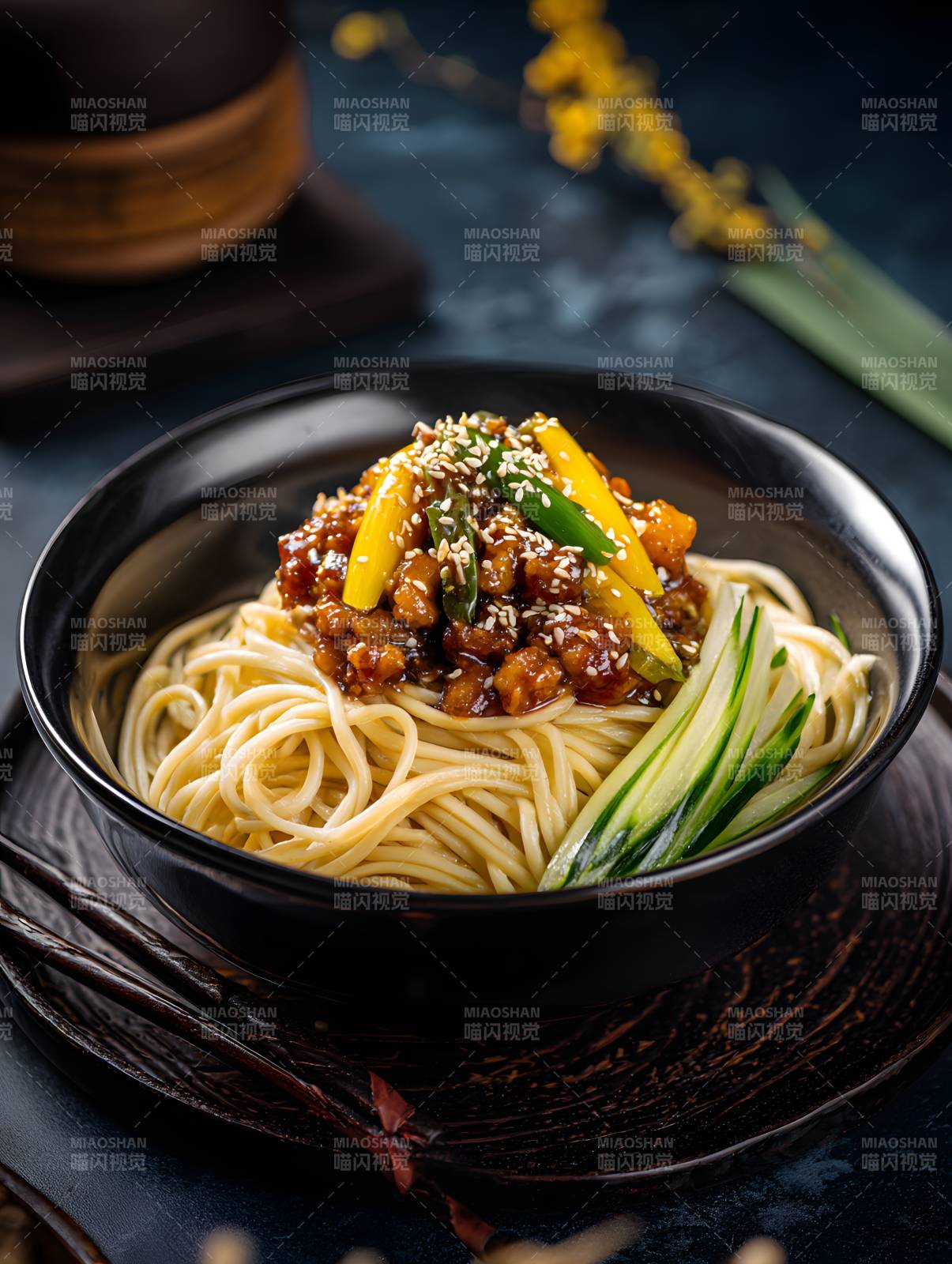 酱香拌面配黄瓜丝图片