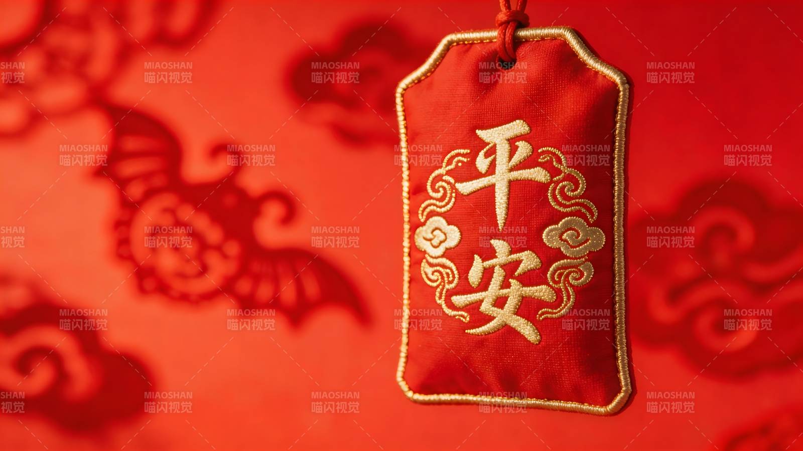 红底金绣 平安 挂饰图片