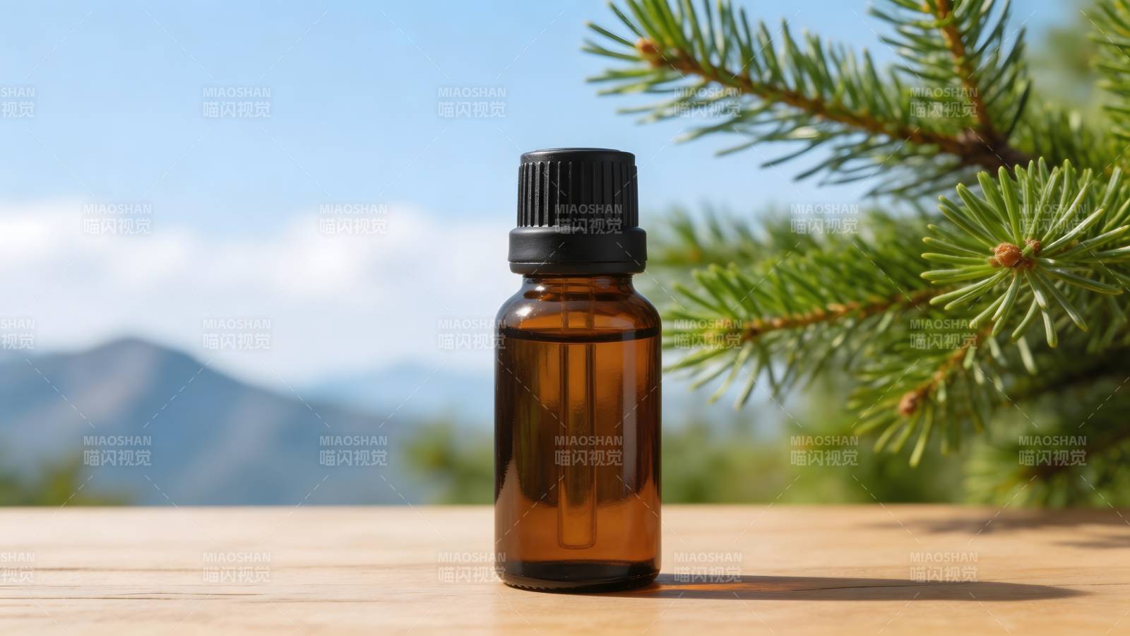 松枝旁的精油瓶 山景背景图片