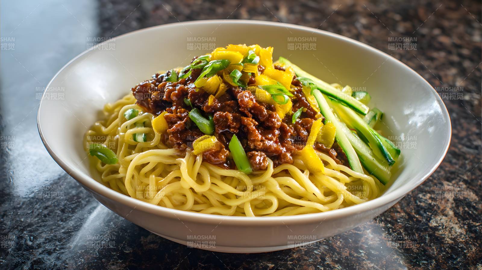 肉酱拌面配黄瓜芒果图片
