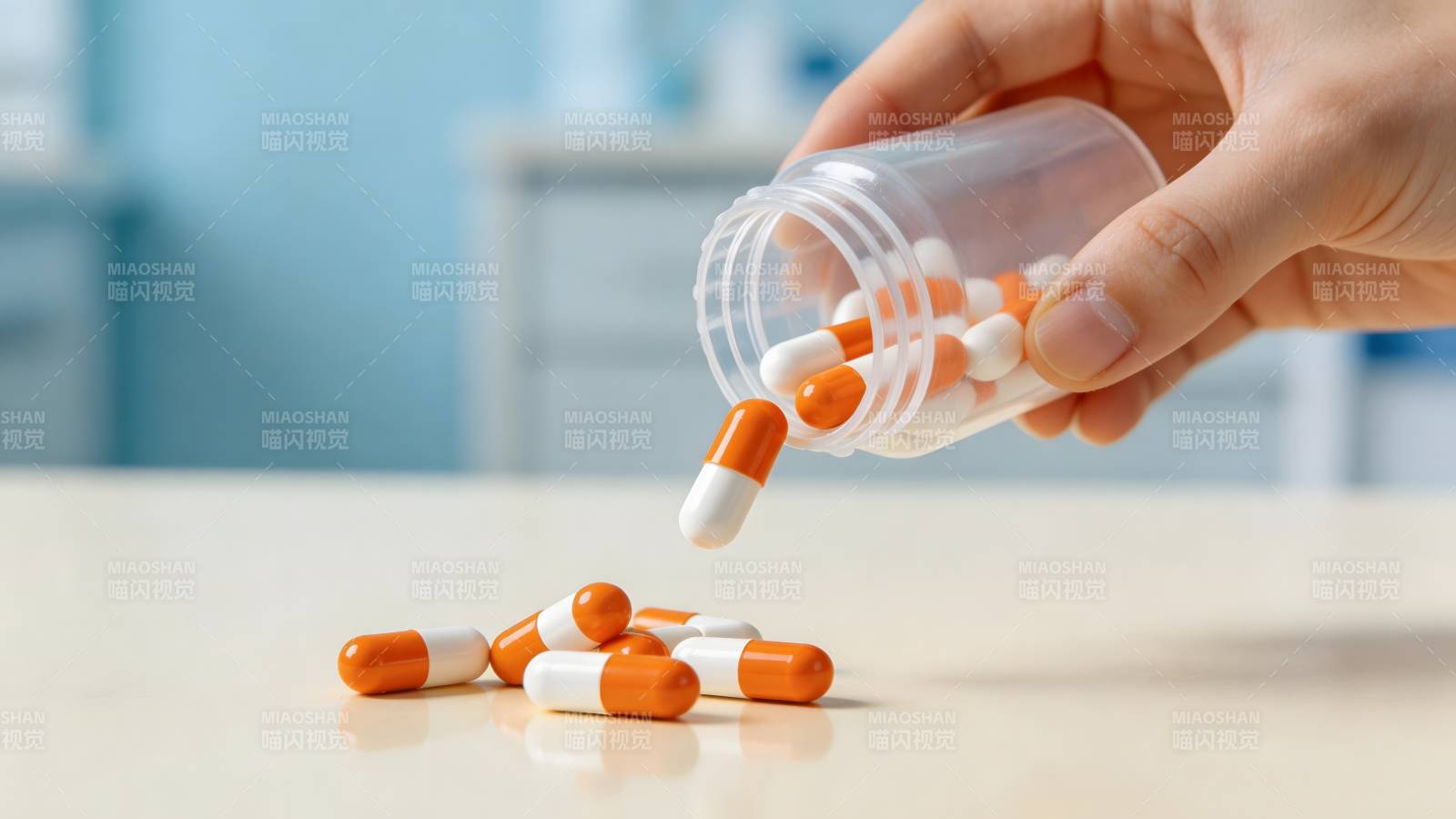手倒药瓶 胶囊散落桌面图片