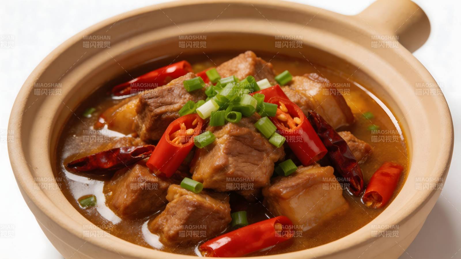 红烧肉配辣椒葱花砂锅图片