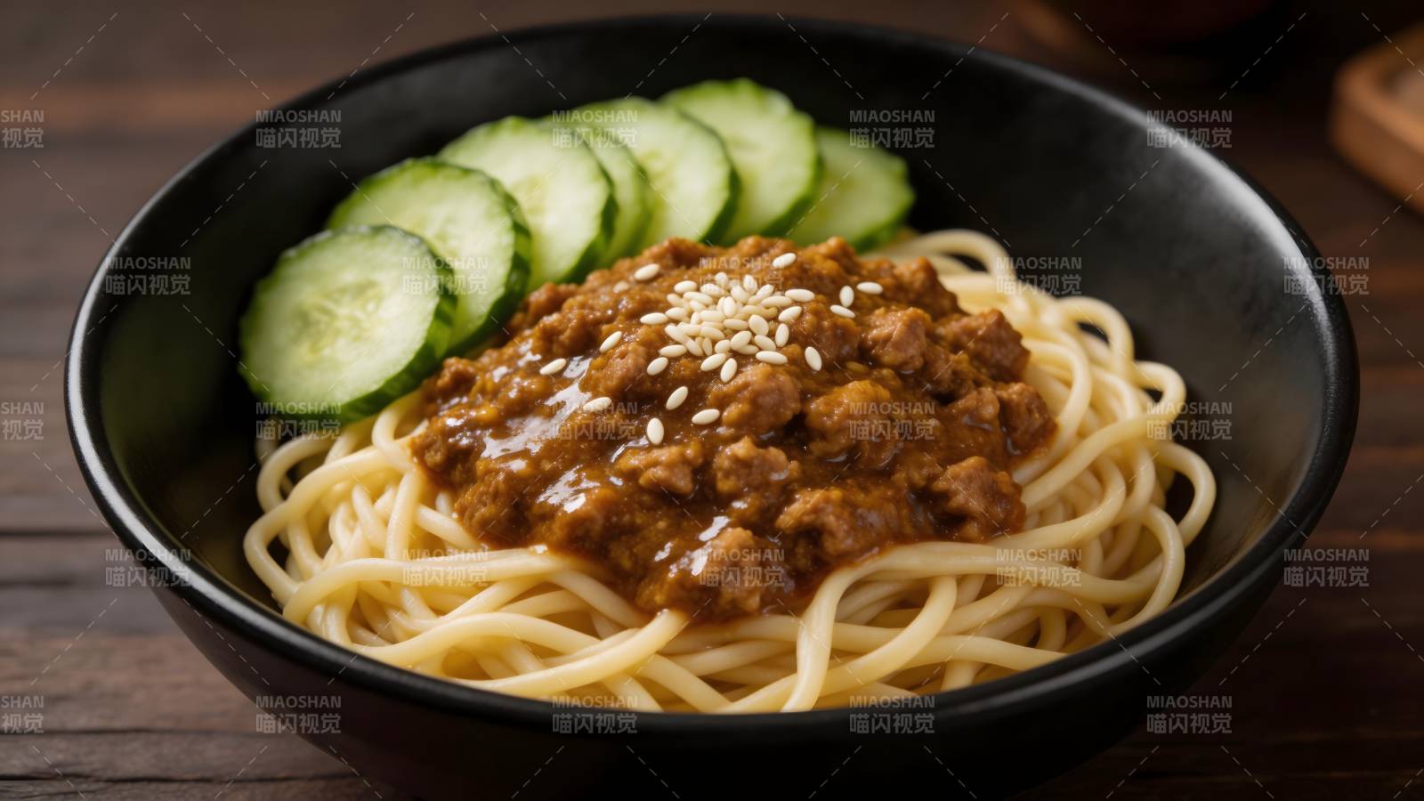 肉酱拌面配黄瓜片图片