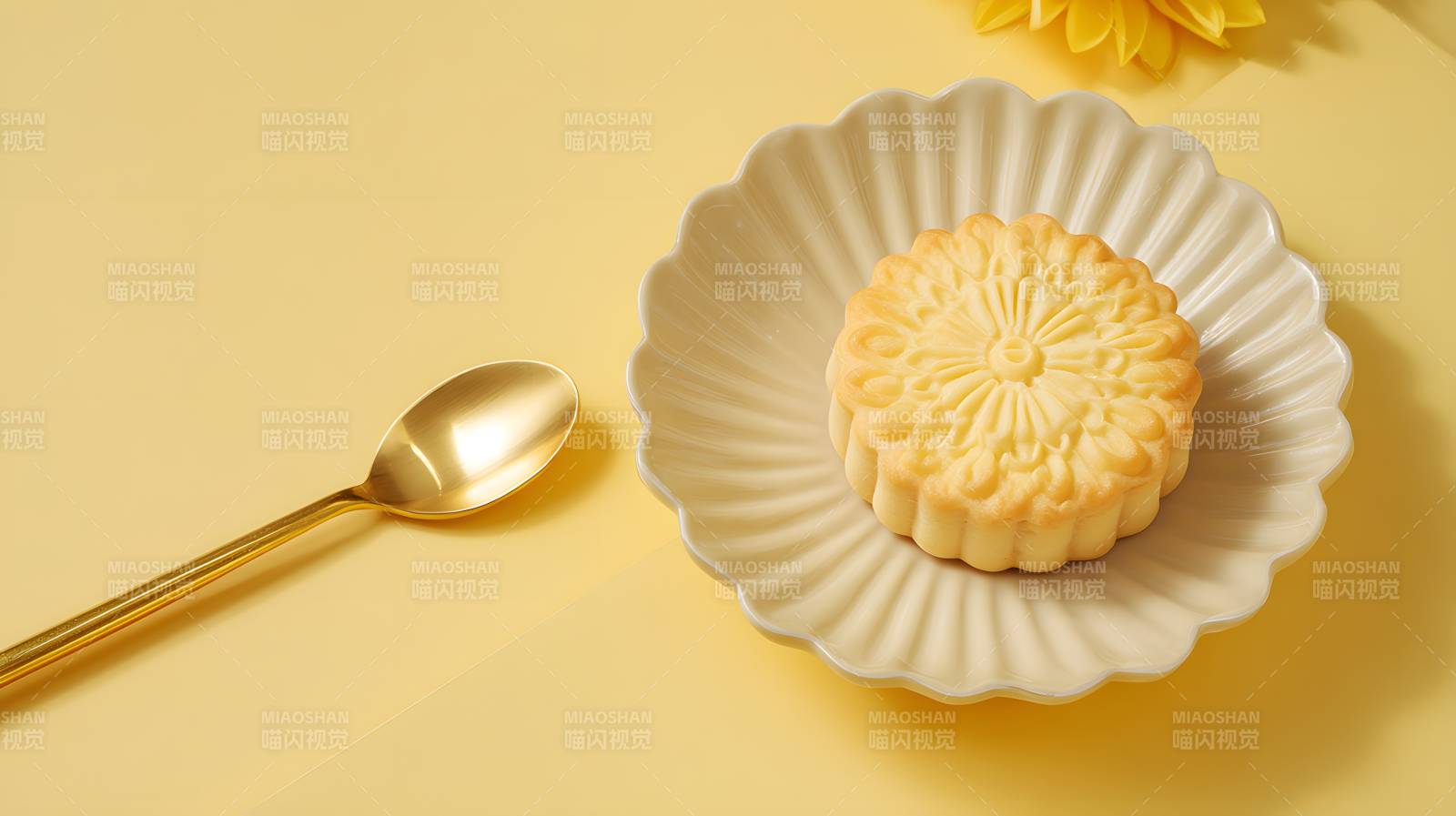 金黄月饼配金勺 雅致中秋味图片