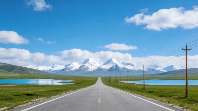 雪山路通天际 湖光映蓝天图片