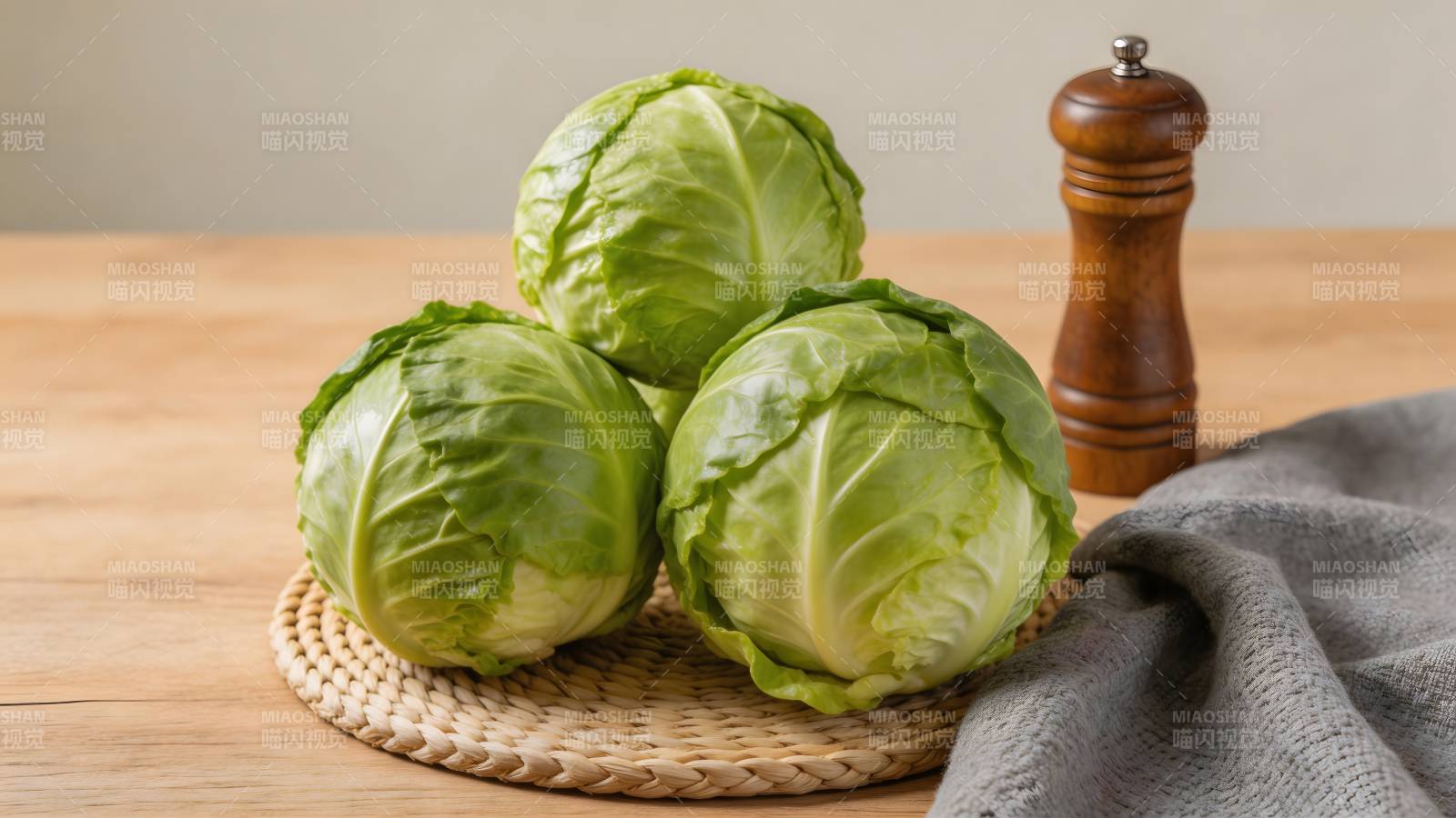 三颗卷心菜配胡椒研磨器图片