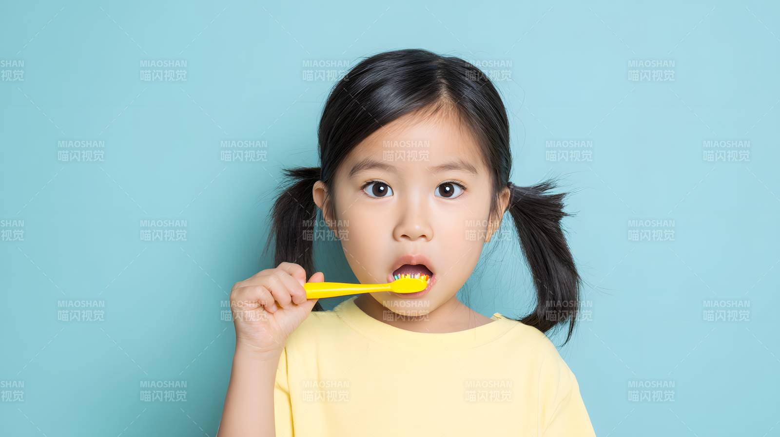 小女孩刷牙 黄色牙刷真可爱图片