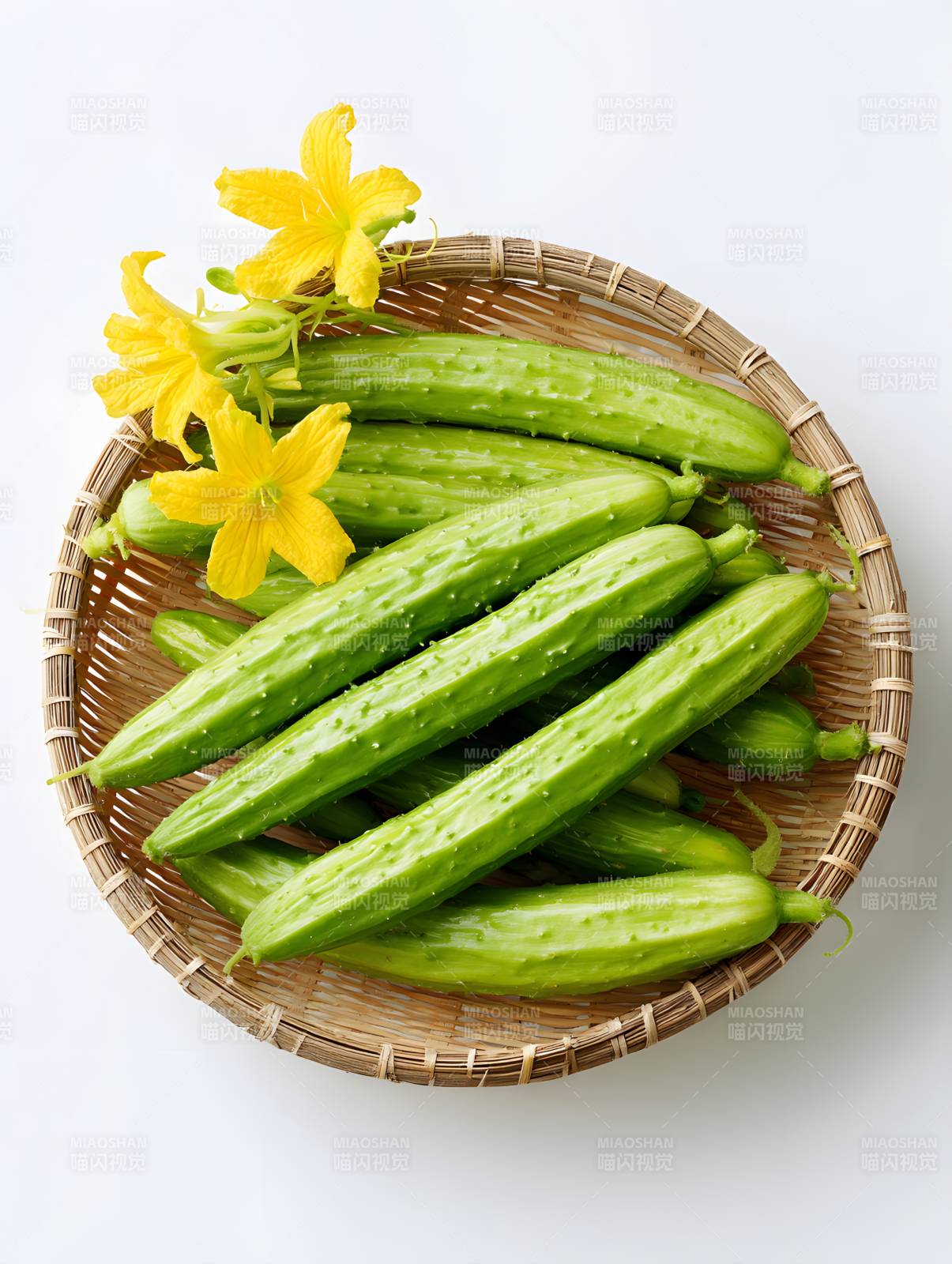 鲜黄瓜配黄花 竹篮盛放图片