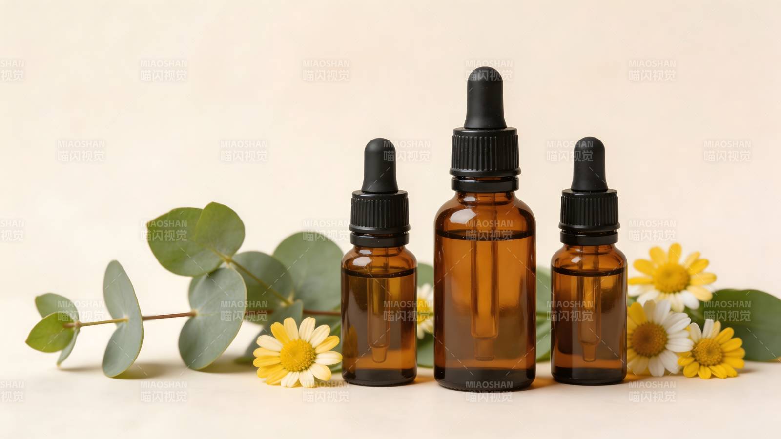 精油滴管瓶配花草图片