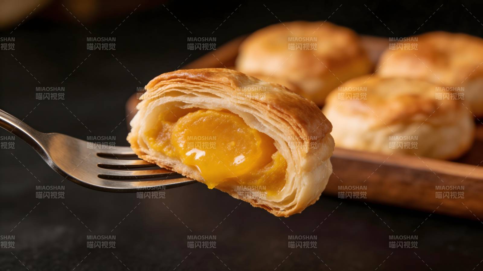 叉起流心酥皮点心图片